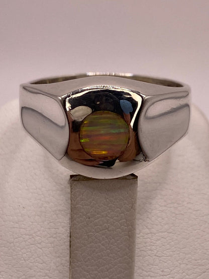 Anillo Plata Ley 925 con Ópalo de Fuego Diseño Minimalista Redondo, vista de detalle