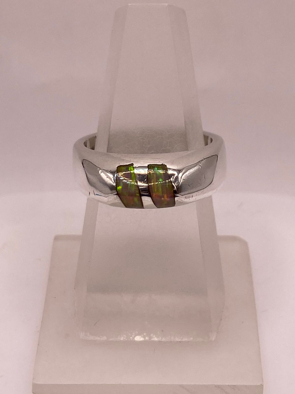 Anillo Plata Ley 925 con Ópalo de Fuego Diseño Moderno de Doble Incrustación — ángulo diagonal