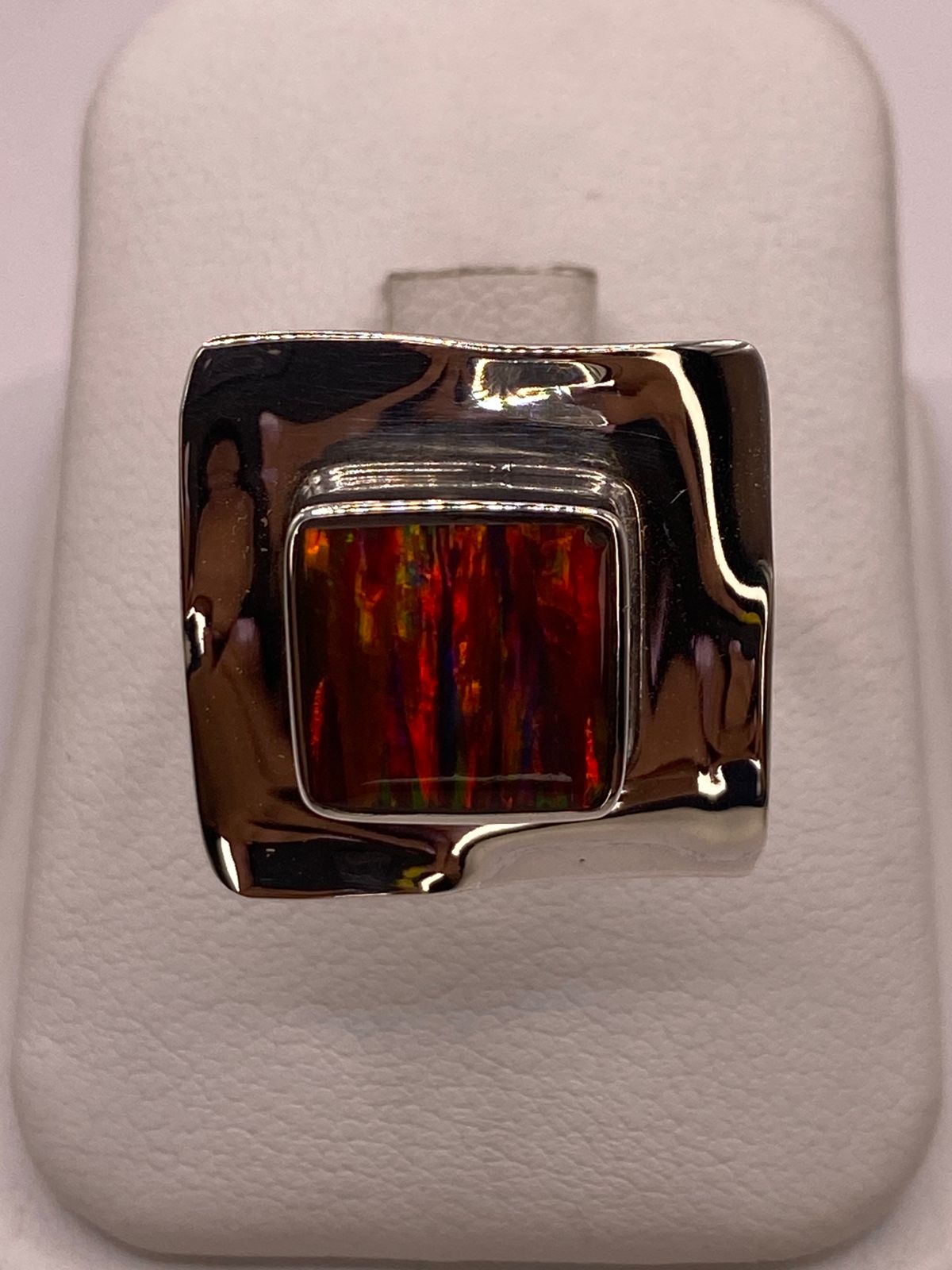 Anillo Plata Ley 925 con Ópalo de Fuego Montura Cuadrada Moderna