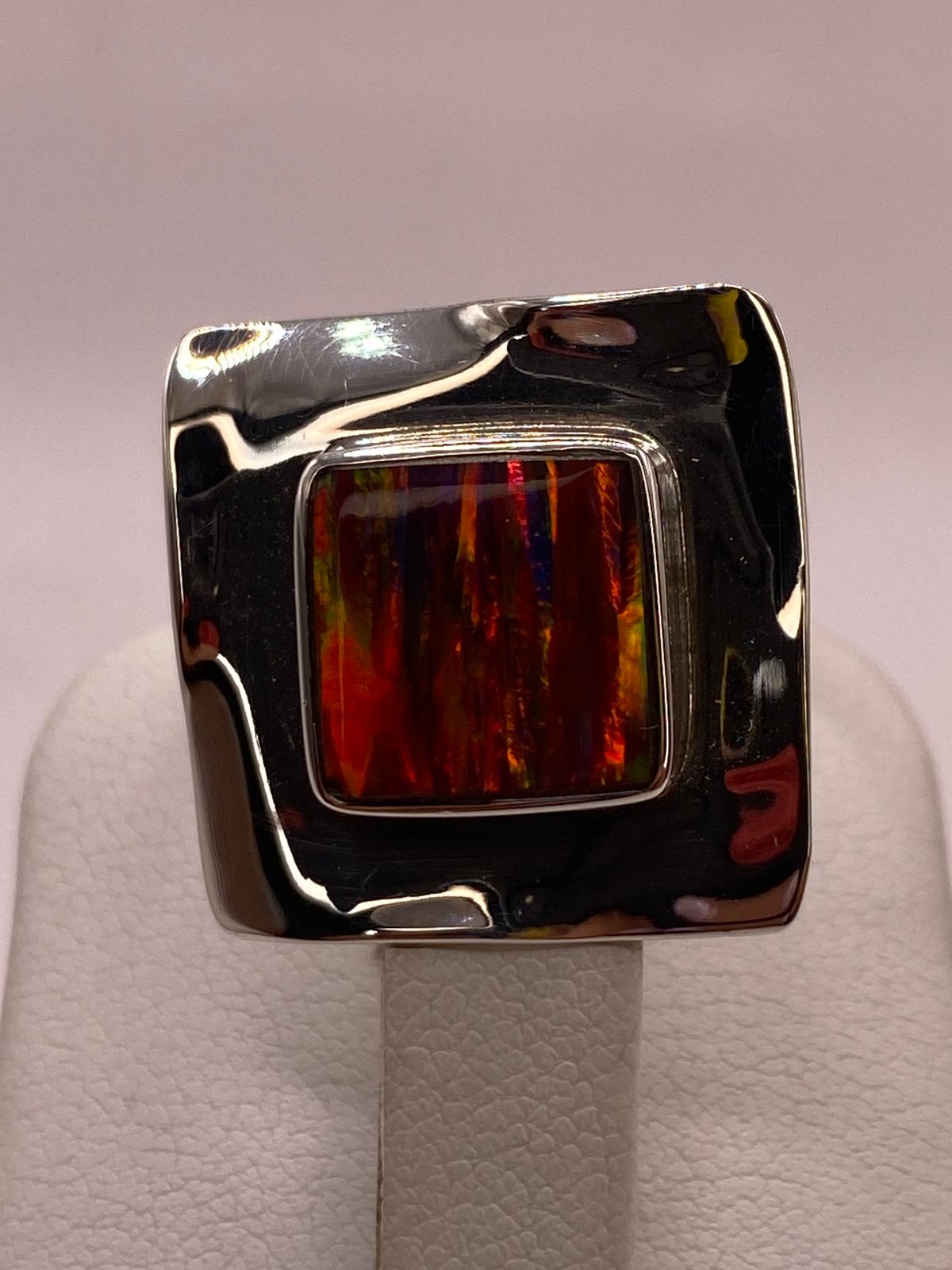 Anillo Plata Ley 925 con Ópalo de Fuego Montura Cuadrada Moderna