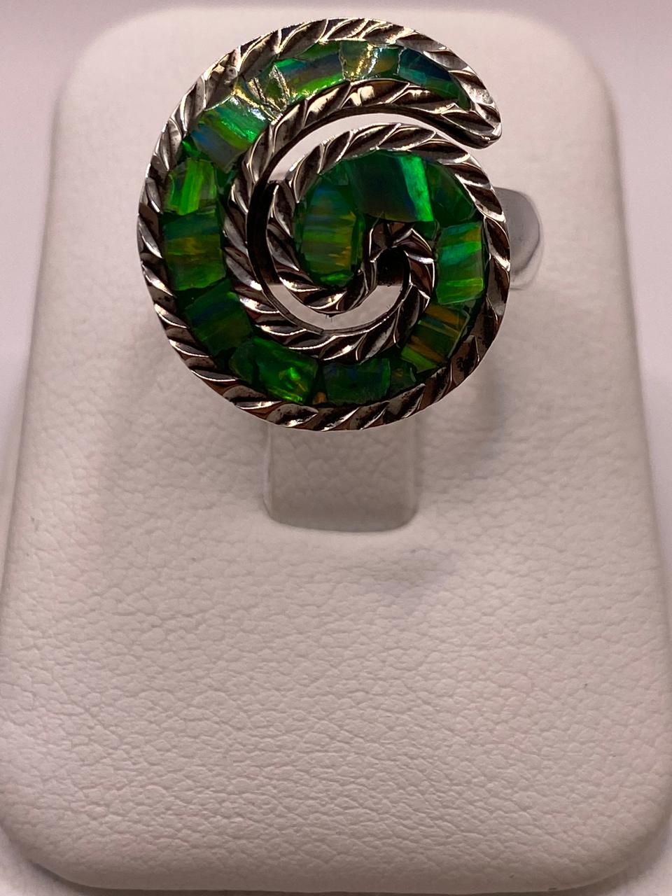Anillo Plata Ley 950 Diseño en Espiral e Incrustación de Ópalo de Fuego Verde