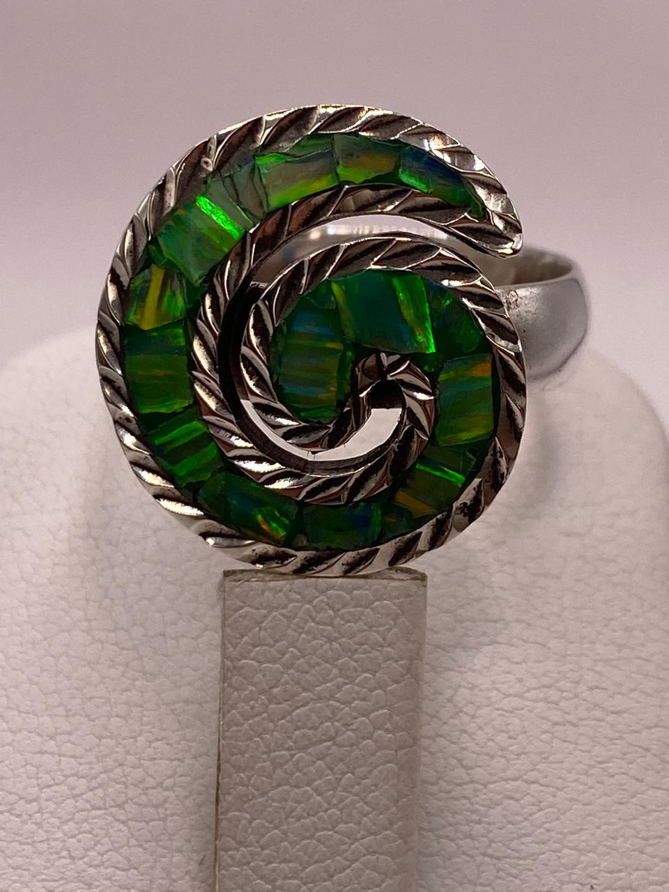 Anillo Plata Ley 950 Diseño en Espiral e Incrustación de Ópalo de Fuego Verde