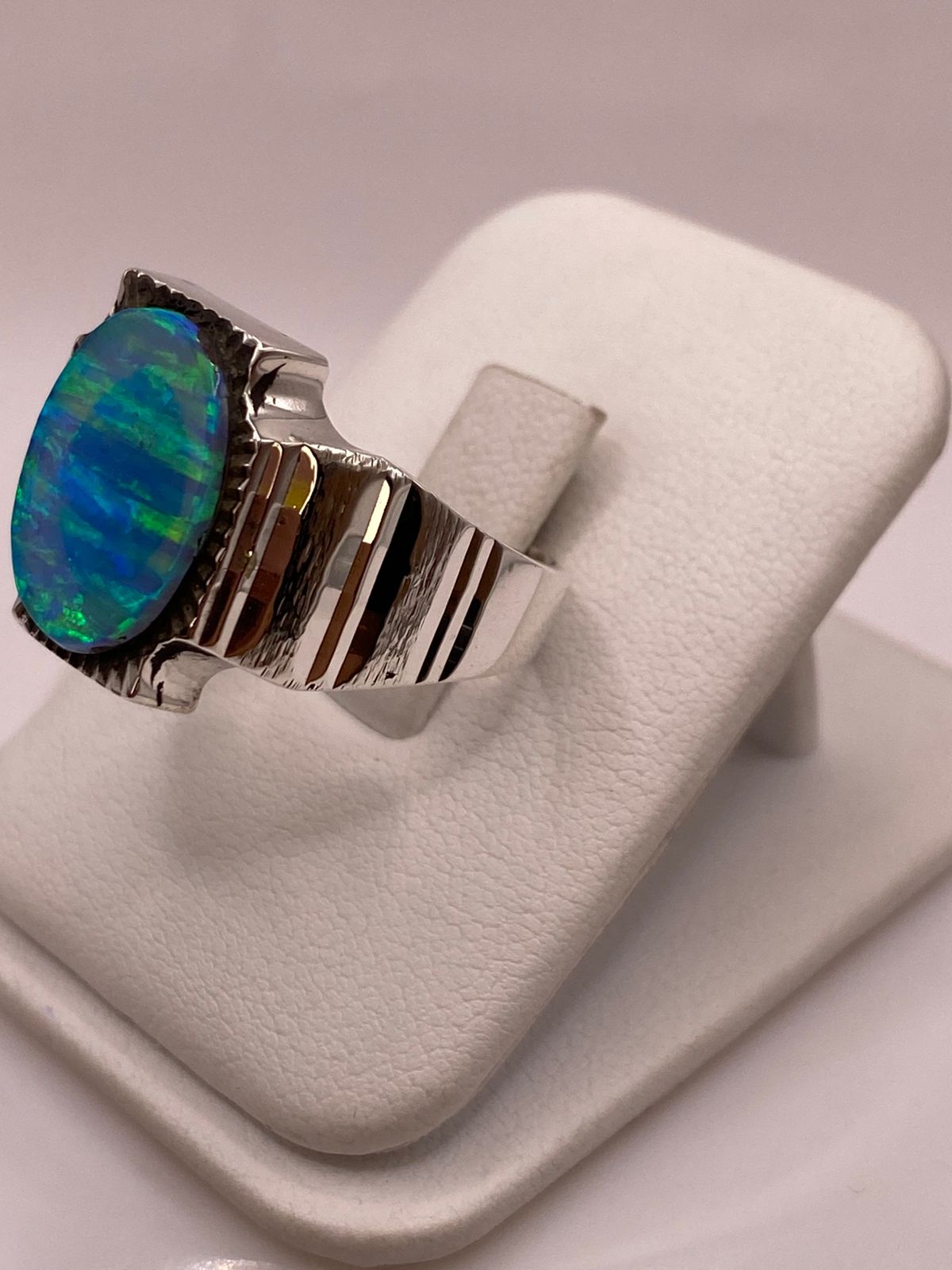 Anillo Plata Ley 950 con Ópalo de Fuego Azul‑verde Montura Ovalada Artesanal