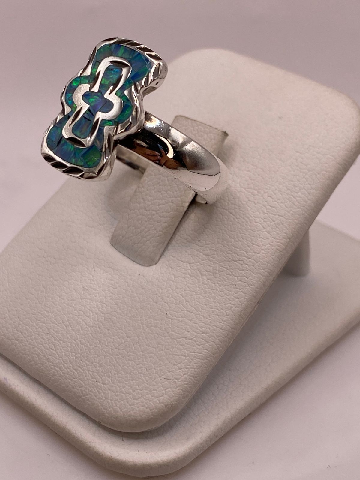 Anillo en Plata Ley 950 con Ópalo de Fuego Diseño con Figura de Cruz
