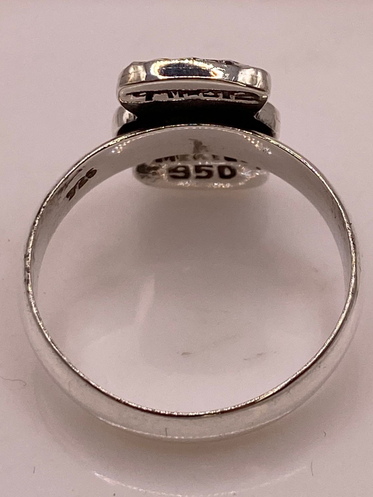 Anillo en Plata Ley 950 con Ópalo de Fuego Diseño con Figura de Cruz