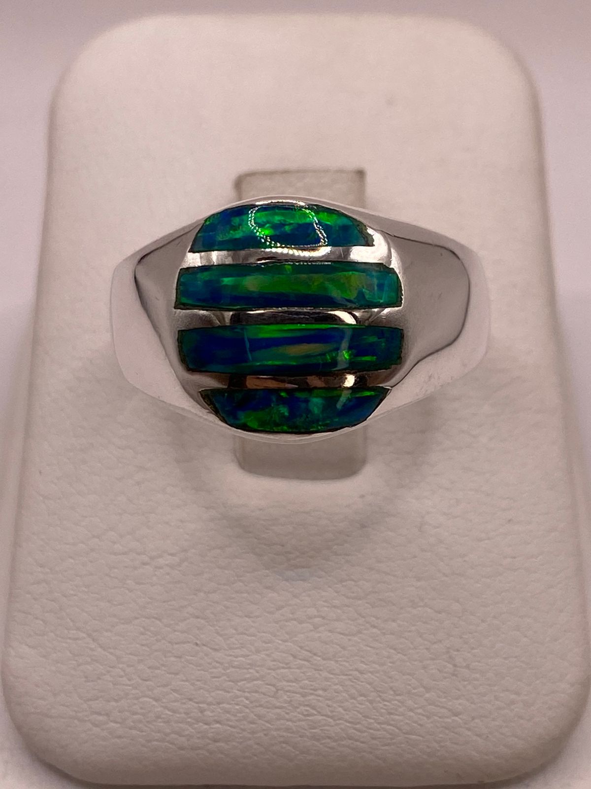 Anillo en Plata Ley 950 con Ópalo de Fuego Diseño Ovalado Segmentado
