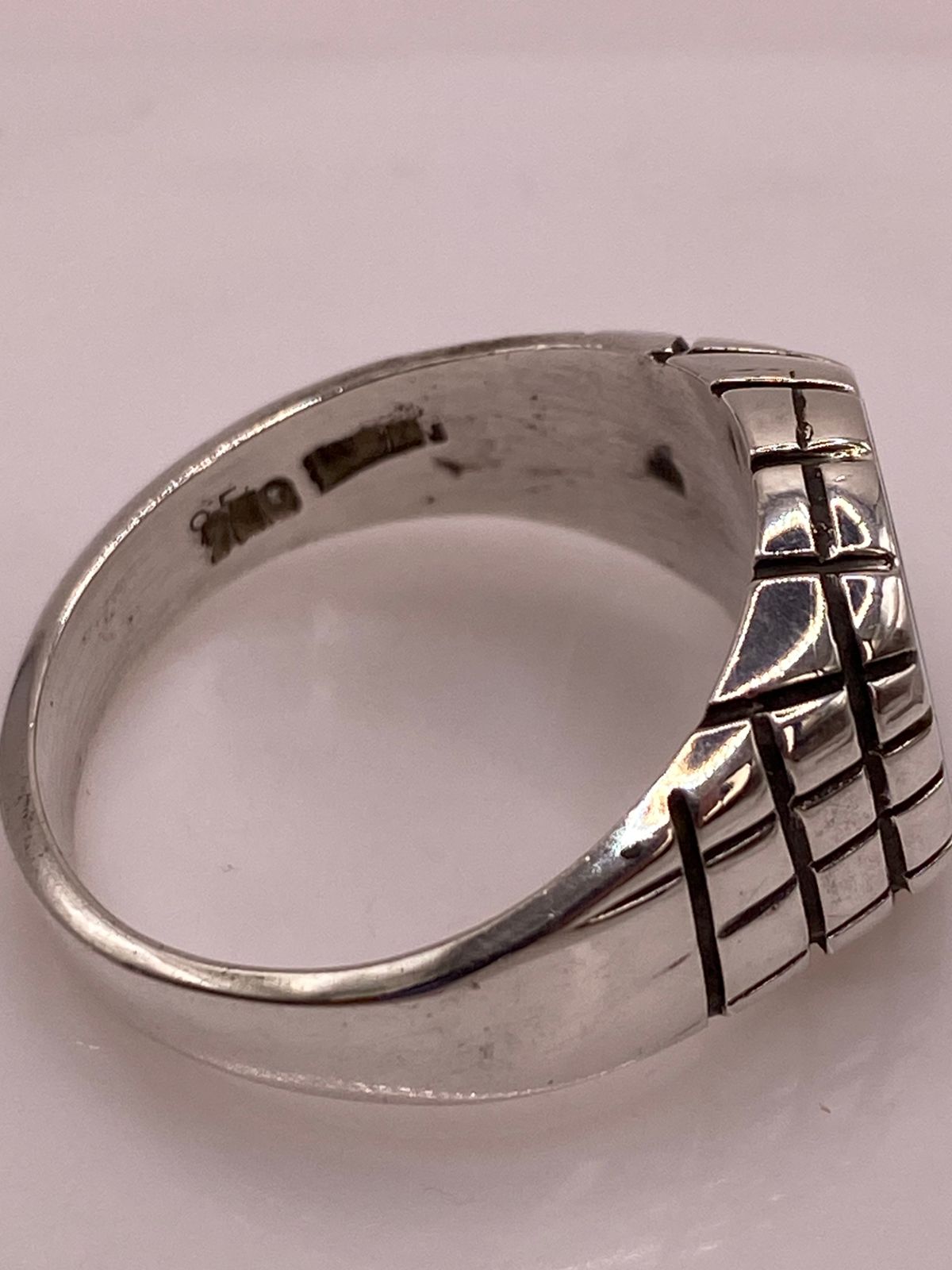 Anillo Plata Ley 950 con Ópalo de Fuego Diseño Segmentado Moderno