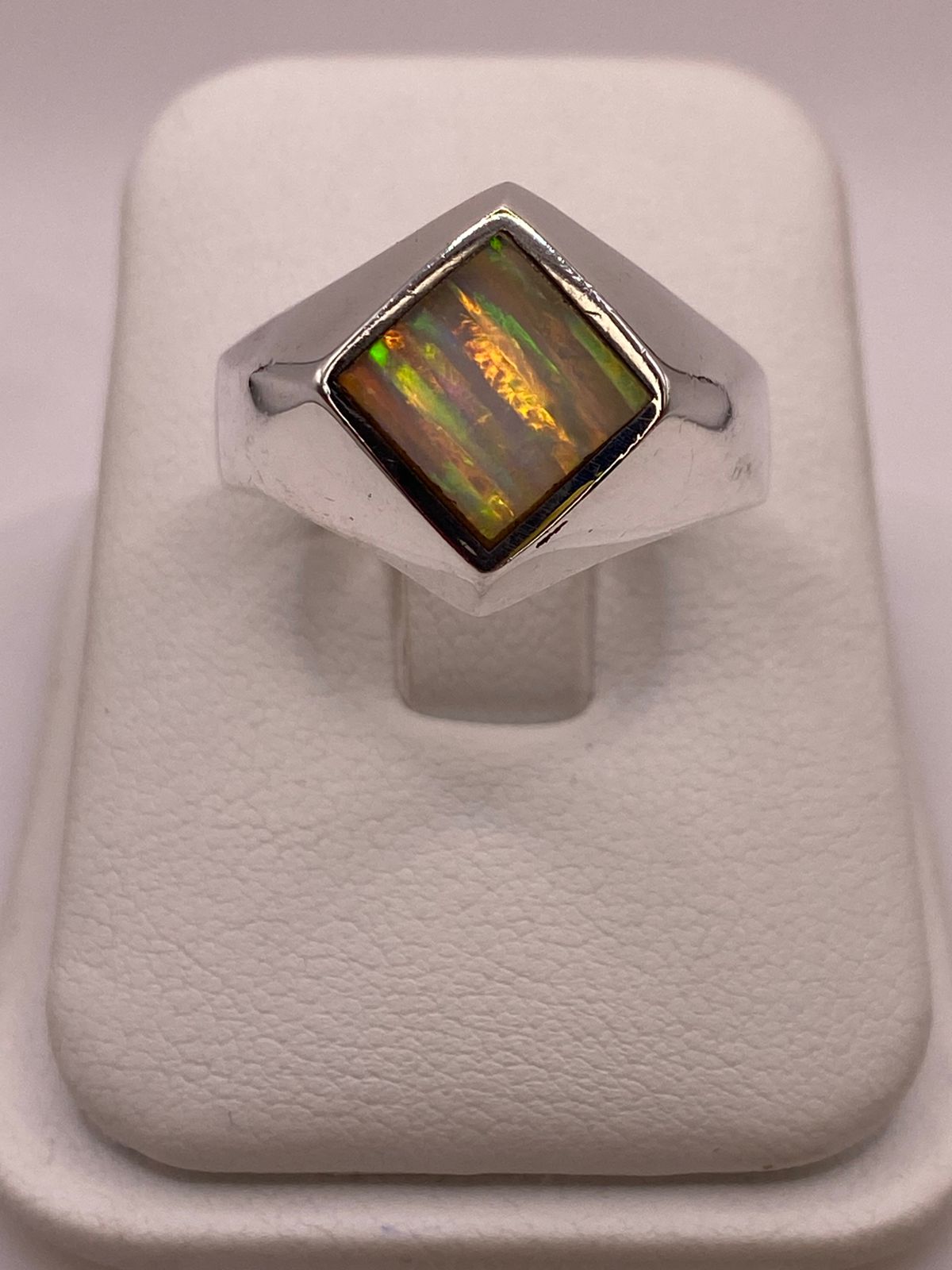 Anillo de Plata Ley 950 con Ópalo de Fuego en Montura Romboidal