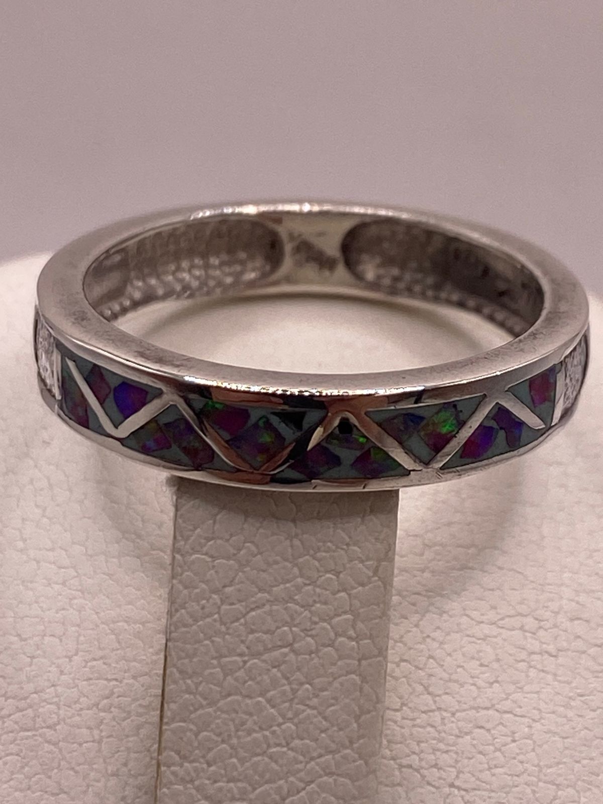 Anillo de Plata Ley 950 con Ópalo de Fuego Multicolor y Figuras Geométrica