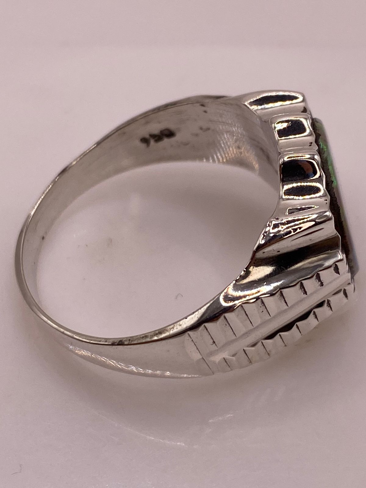 Anillo en Plata Ley 950 con Ópalo de Fuego Verde Diseño Circular Artesanal
