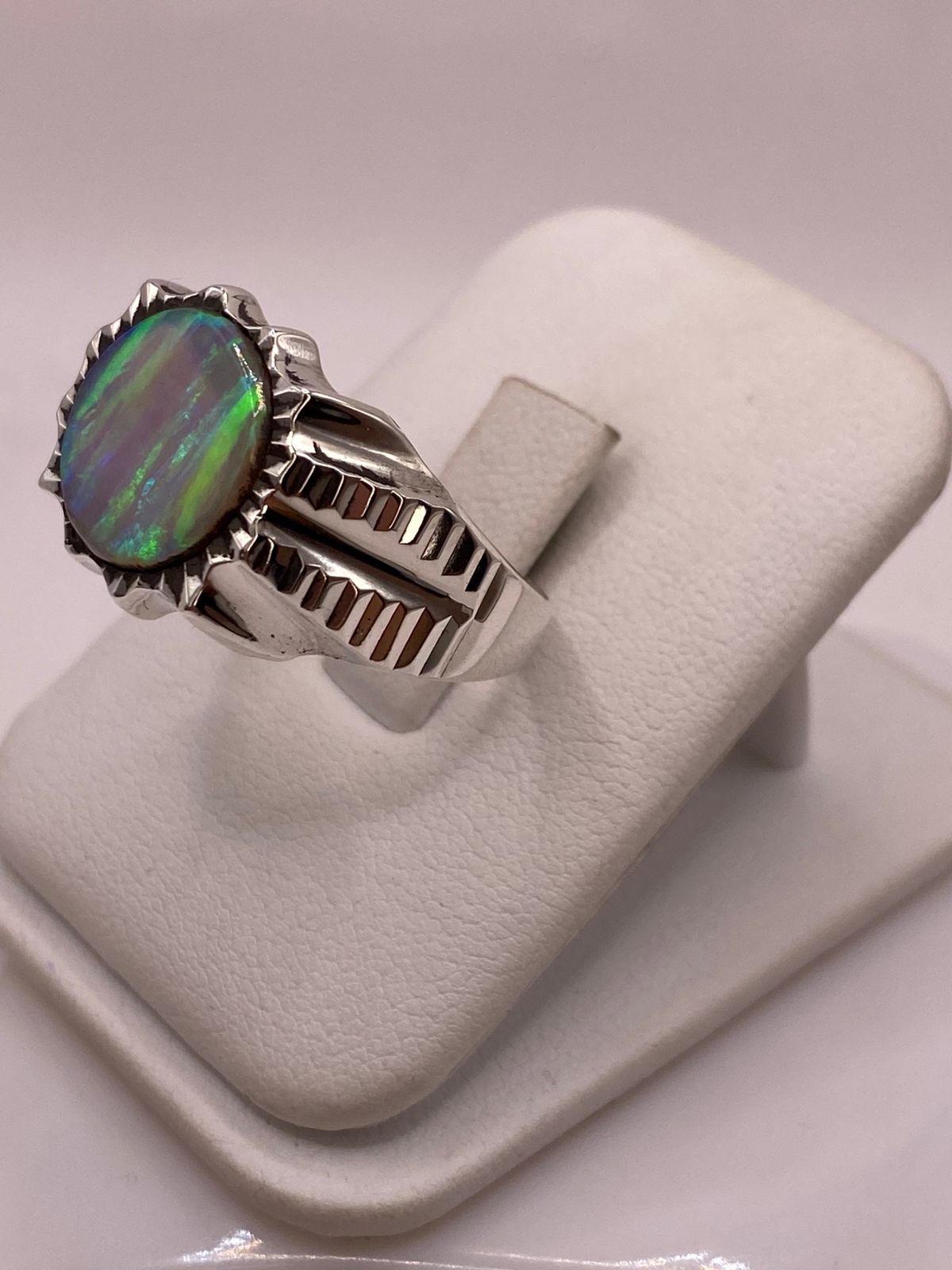 Anillo en Plata Ley 950 con Ópalo de Fuego Verde Diseño Circular Artesanal