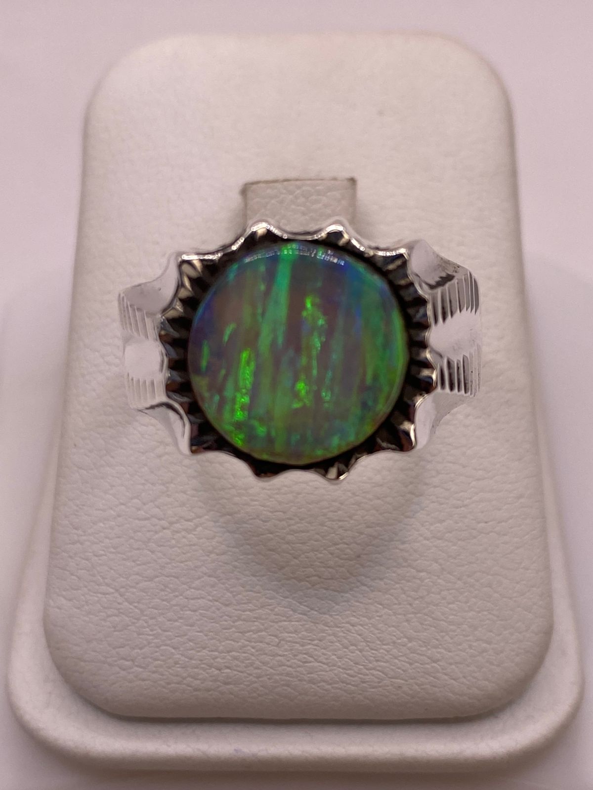 Anillo en Plata Ley 950 con Ópalo de Fuego Verde Diseño Circular Artesanal