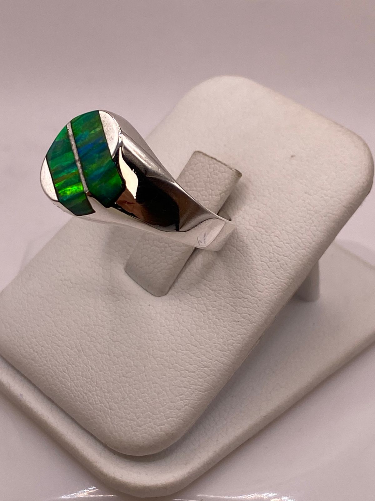 Anillo Plata Ley 950 con Ópalo de Fuego Verde Diseño Ovalado Dividido