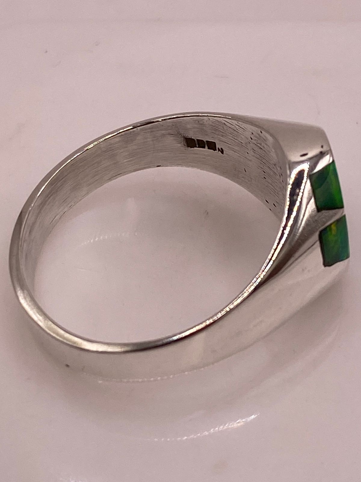 Anillo Plata Ley 950 con Ópalo de Fuego Verde Diseño Ovalado Dividido