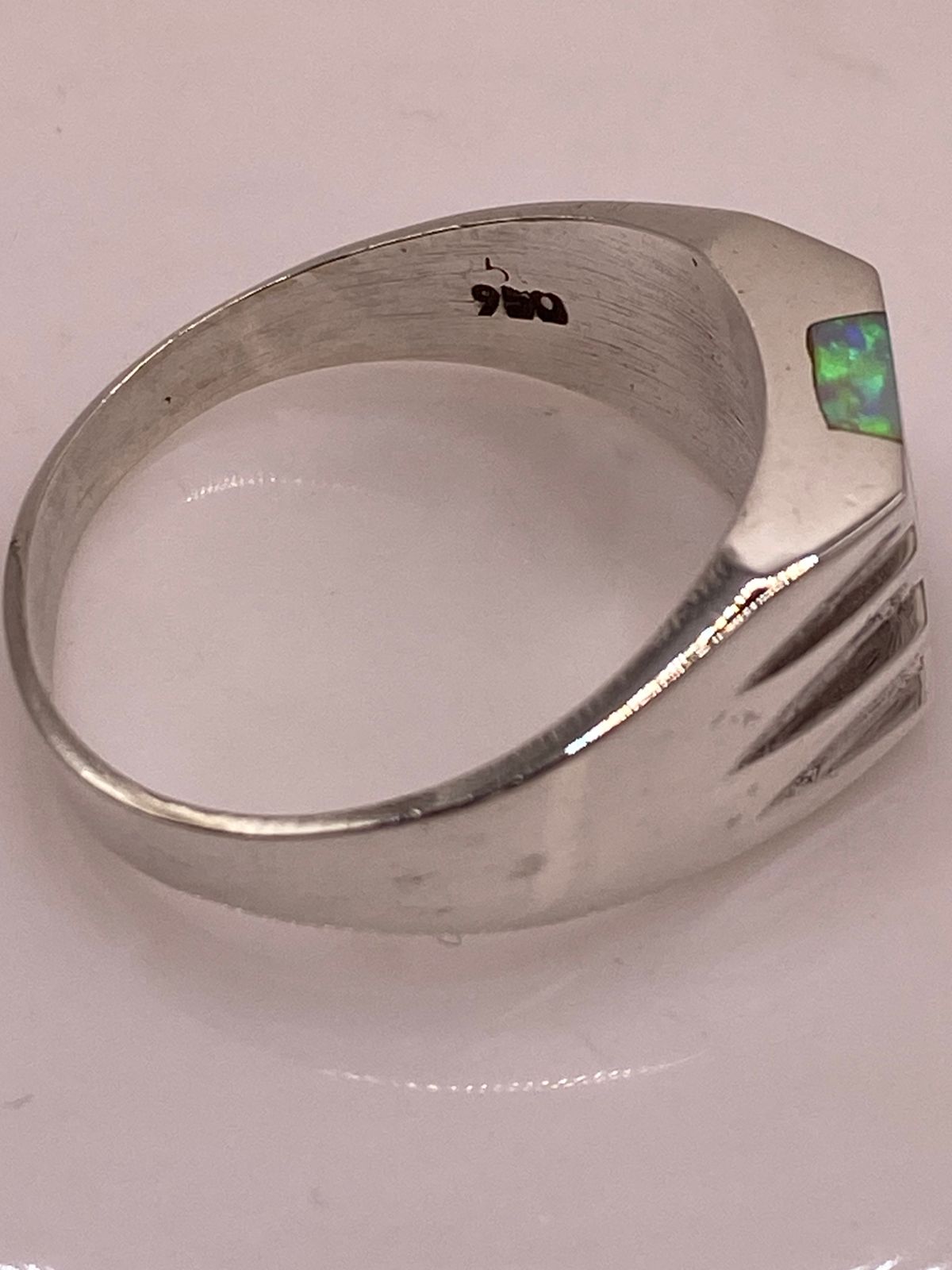 Anillo Plata Ley 950 con Ópalo de Fuego Verde Diseño Moderno con Incrustación
