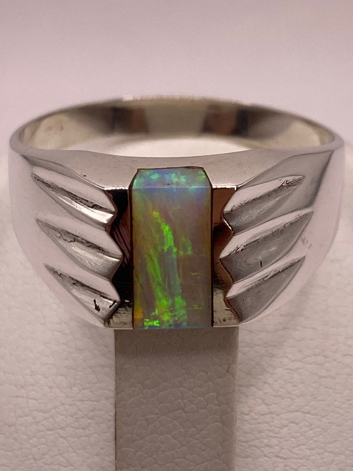 Anillo Plata Ley 950 con Ópalo de Fuego Verde Diseño Moderno con Incrustación
