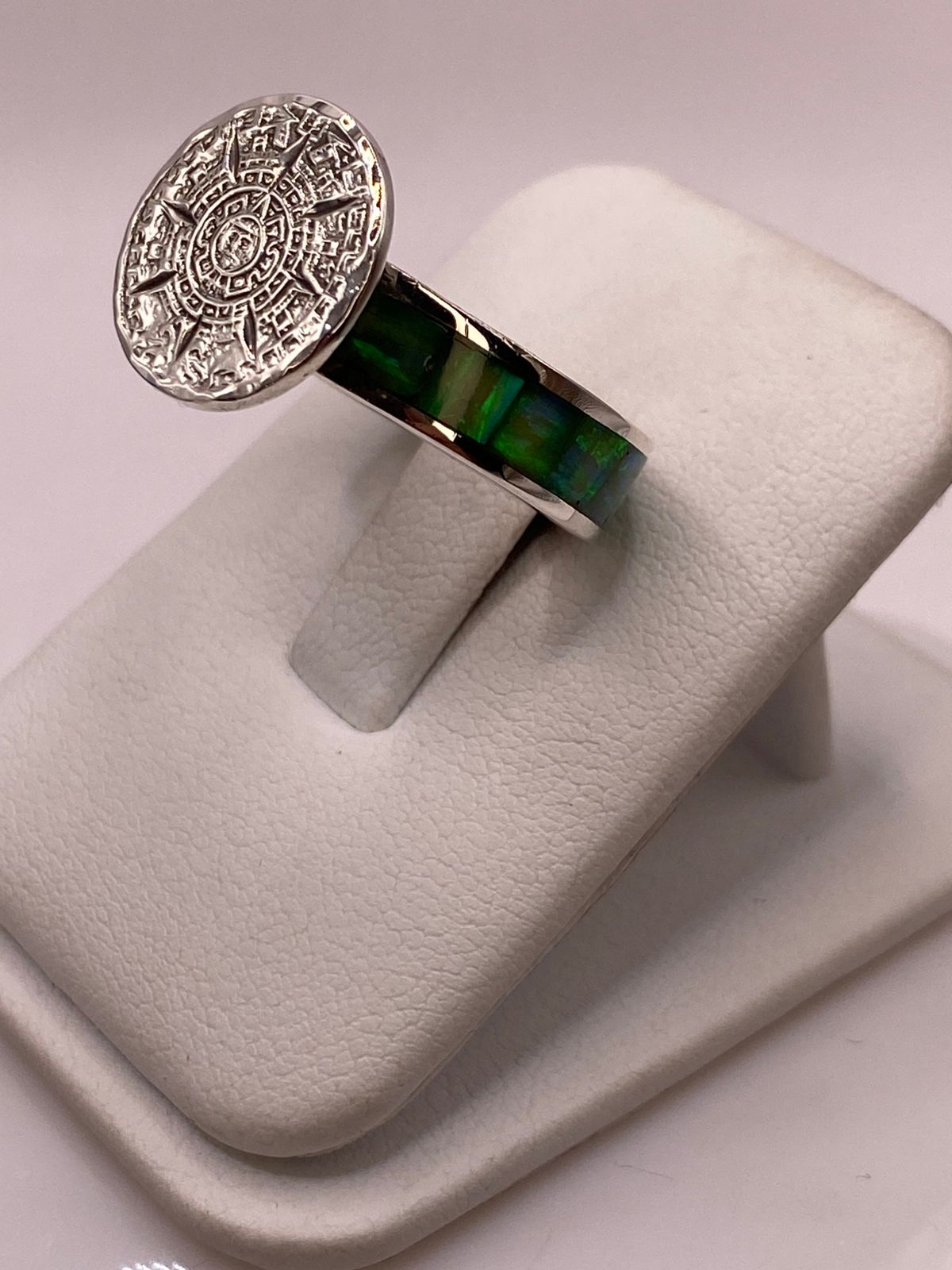 Anillo Plata Ley 950 con Piedra Ópalo de Fuego y Diseño de Calendario Azteca