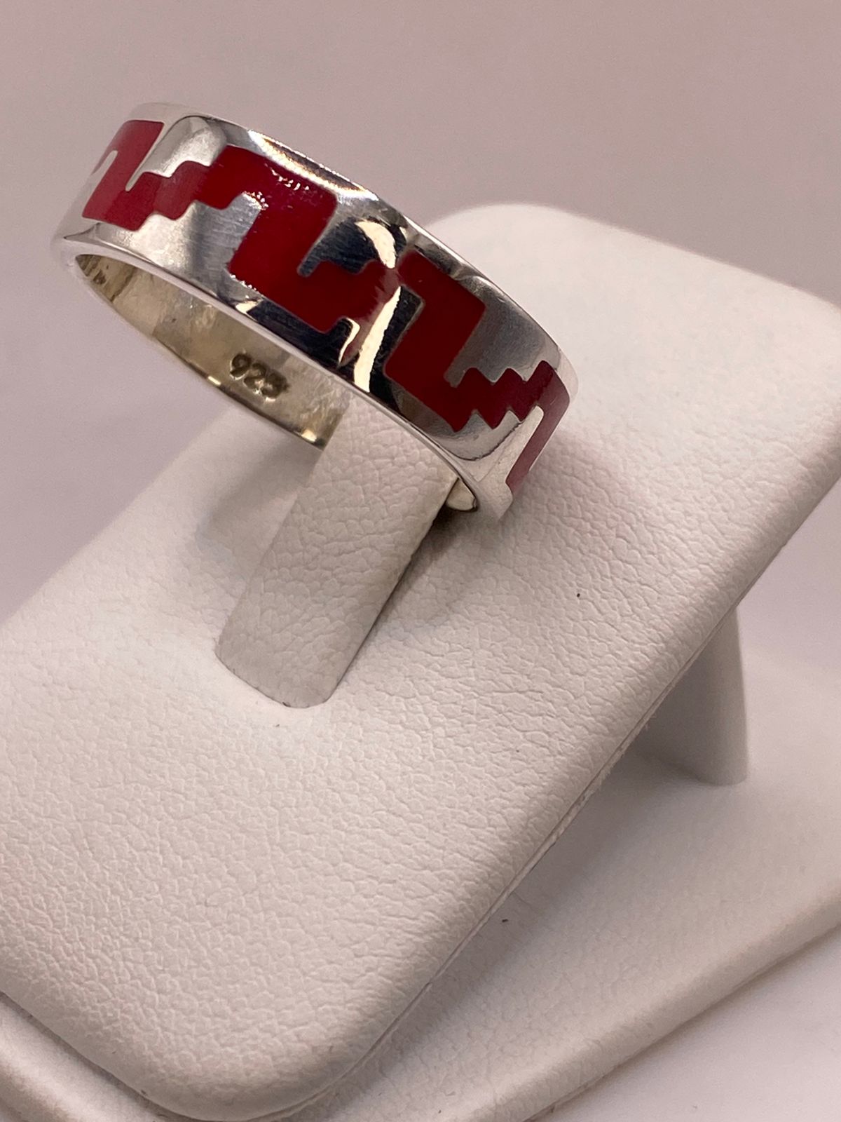 Anillo de Plata .925 con Coral Rojo – Diseño Geométrico Inspiración Prehispánica