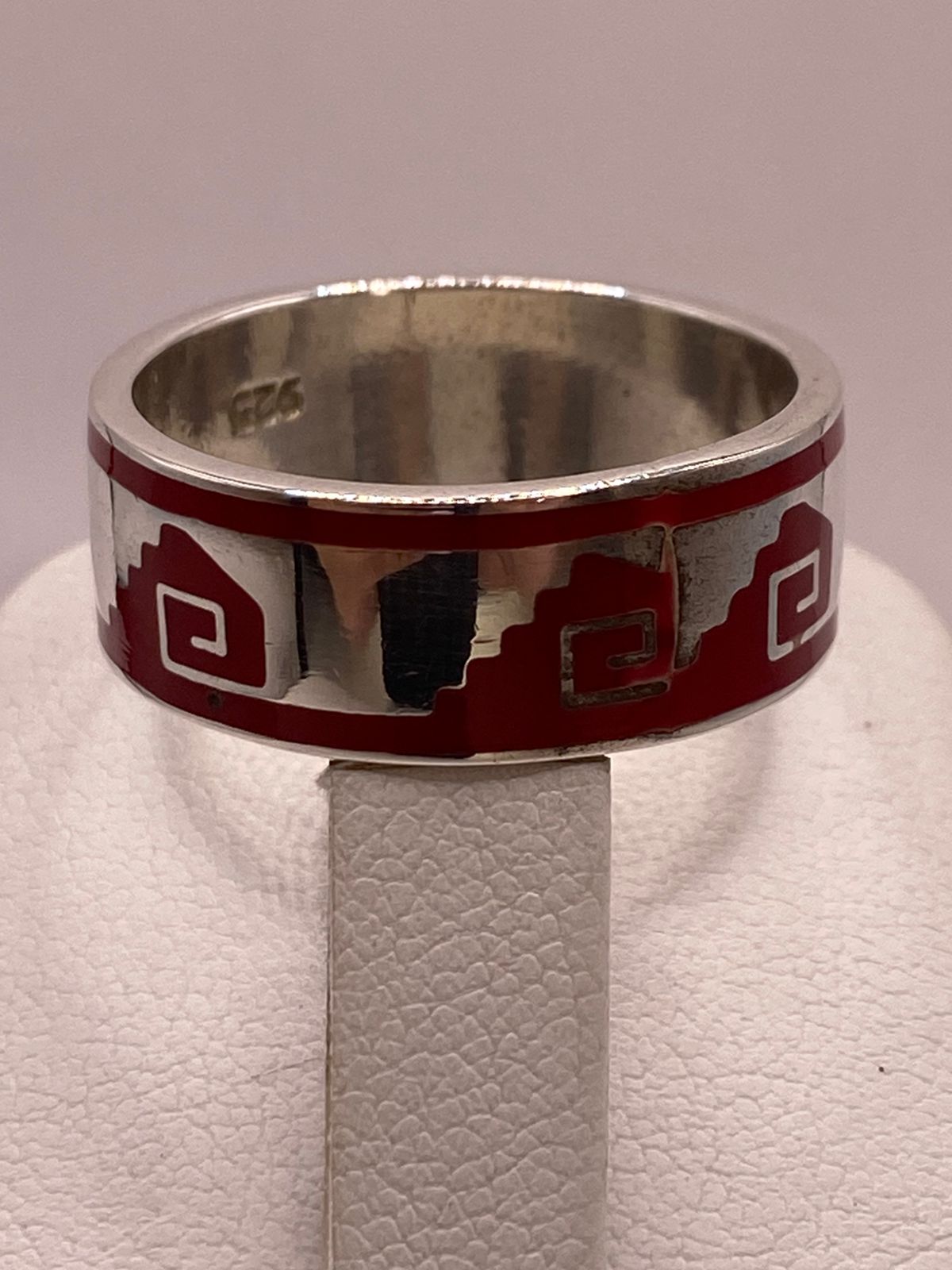 Anillo de Plata .925 con Coral Rojo – Diseño Geométrico Tradicional