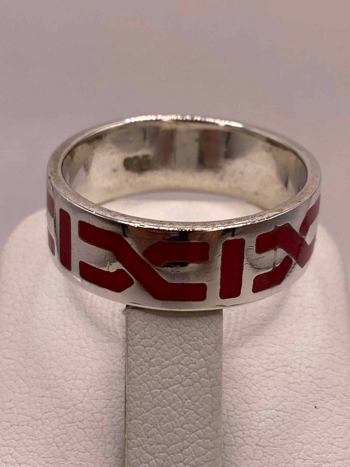 Anillo de Plata .925 con Coral Rojo – Diseño Geométrico Contemporáneo