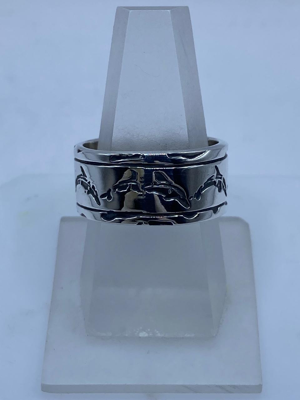 🐬 Anillo de Plata 925 con Diseño de Delfines – Banda Ancha — vista lateral