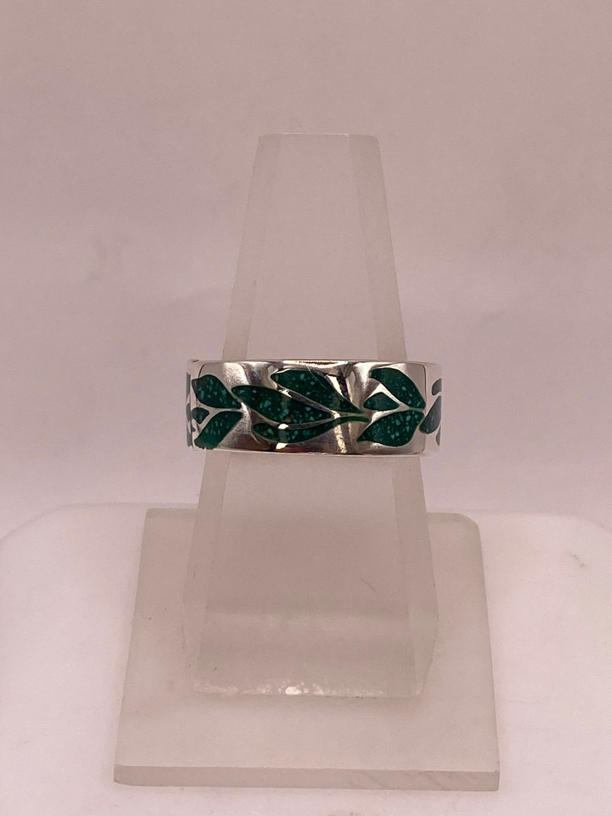 Anillo de Plata .925 con Diseño de Hojas y Motivo Floral, vista lateral