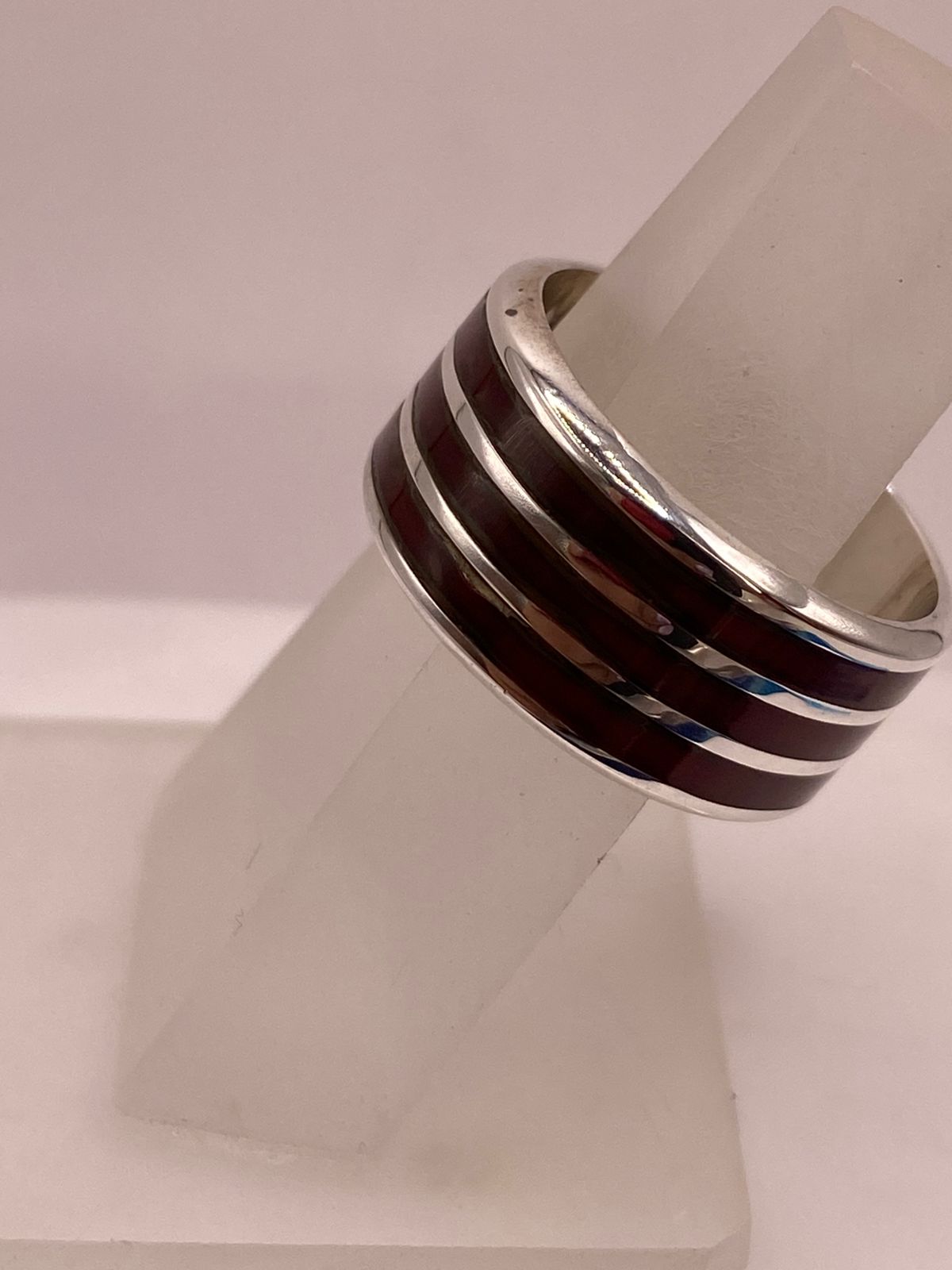 Anillo de Plata .925 con Diseño de Líneas Modernas