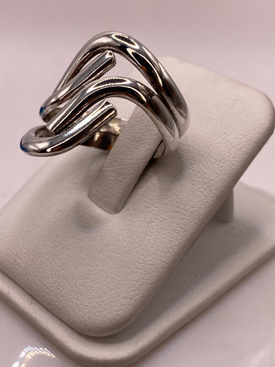 Anillo de Plata .925 con Diseño Ondulado Moderno