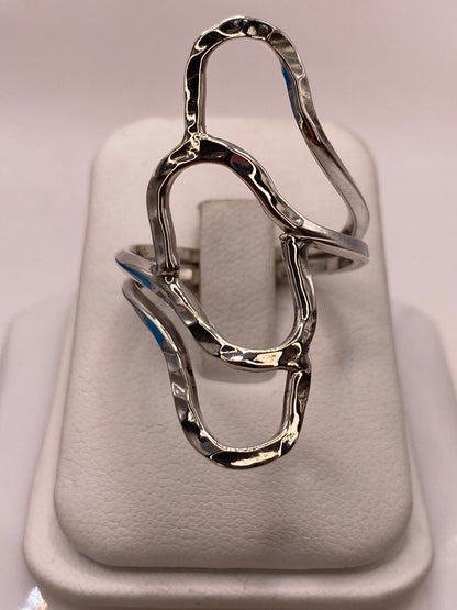 Anillo de Plata .925 con Diseño Orgánico Geométrico y Acabado Martillado, vista frontal