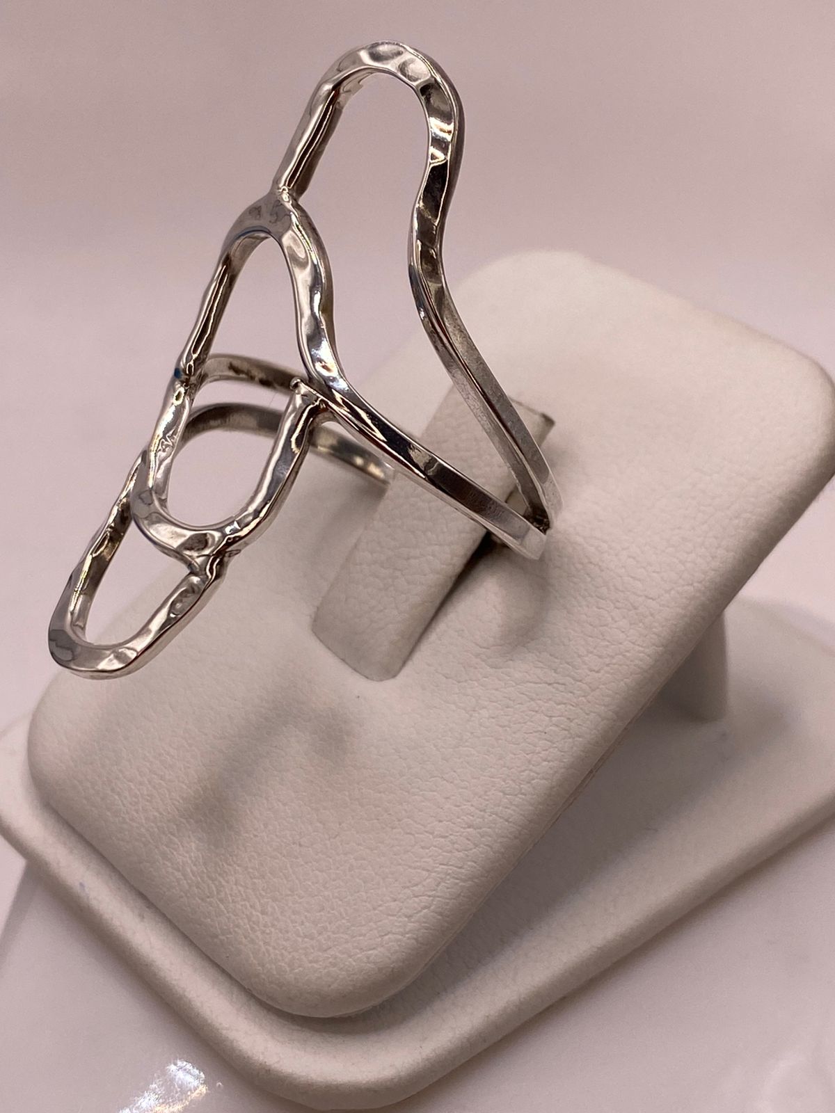 Anillo de Plata .925 con Diseño Orgánico Geométrico y Acabado Martillado