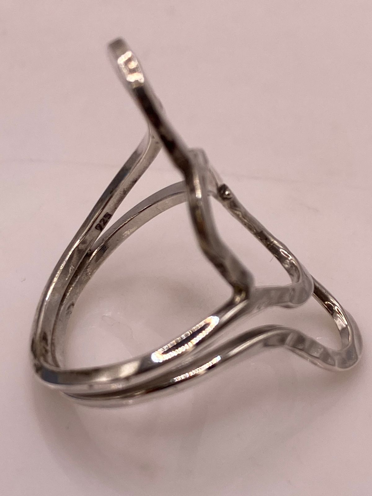 Anillo de Plata .925 con Diseño Orgánico Geométrico y Acabado Martillado