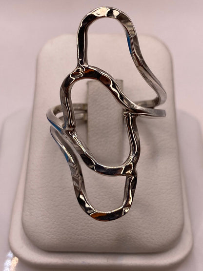 Anillo de Plata .925 con Diseño Orgánico Geométrico y Acabado Martillado — ángulo diagonal