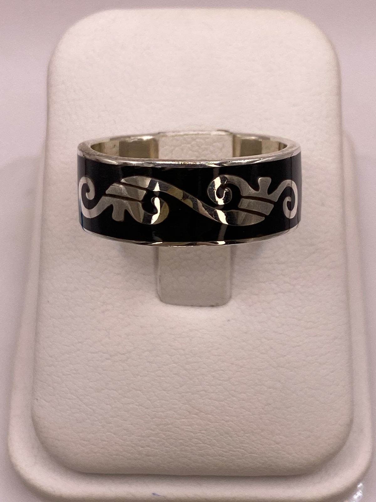Anillo de Plata .925 con Greca Ornamentada — vista lateral