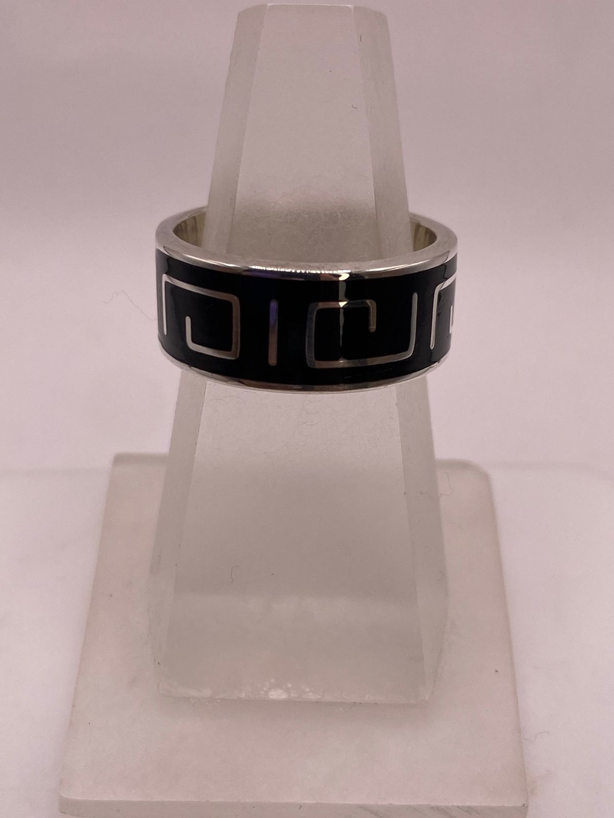 Anillo de Plata .925 con Incrustación de Obsidiana – Diseño Geométrico Moderno
