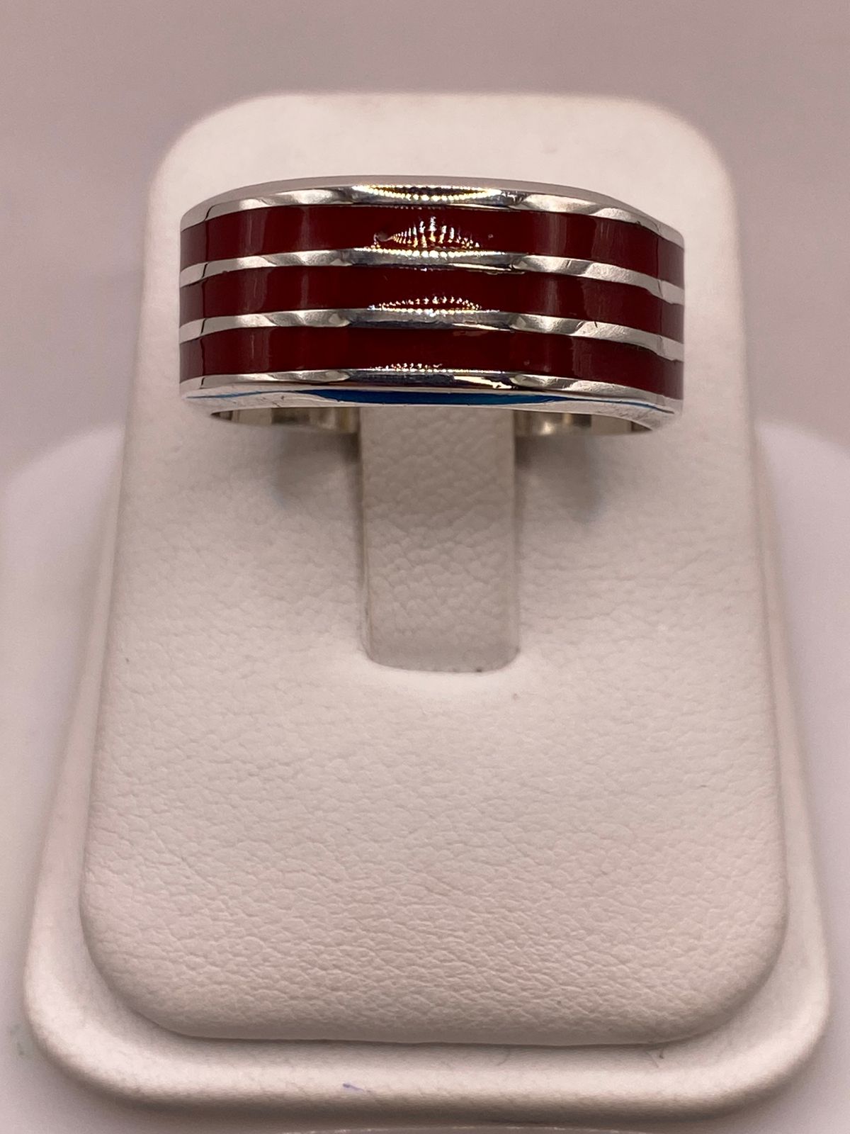 Anillo de Plata .925 con Incrustación Roja – Diseño de Líneas Modernas