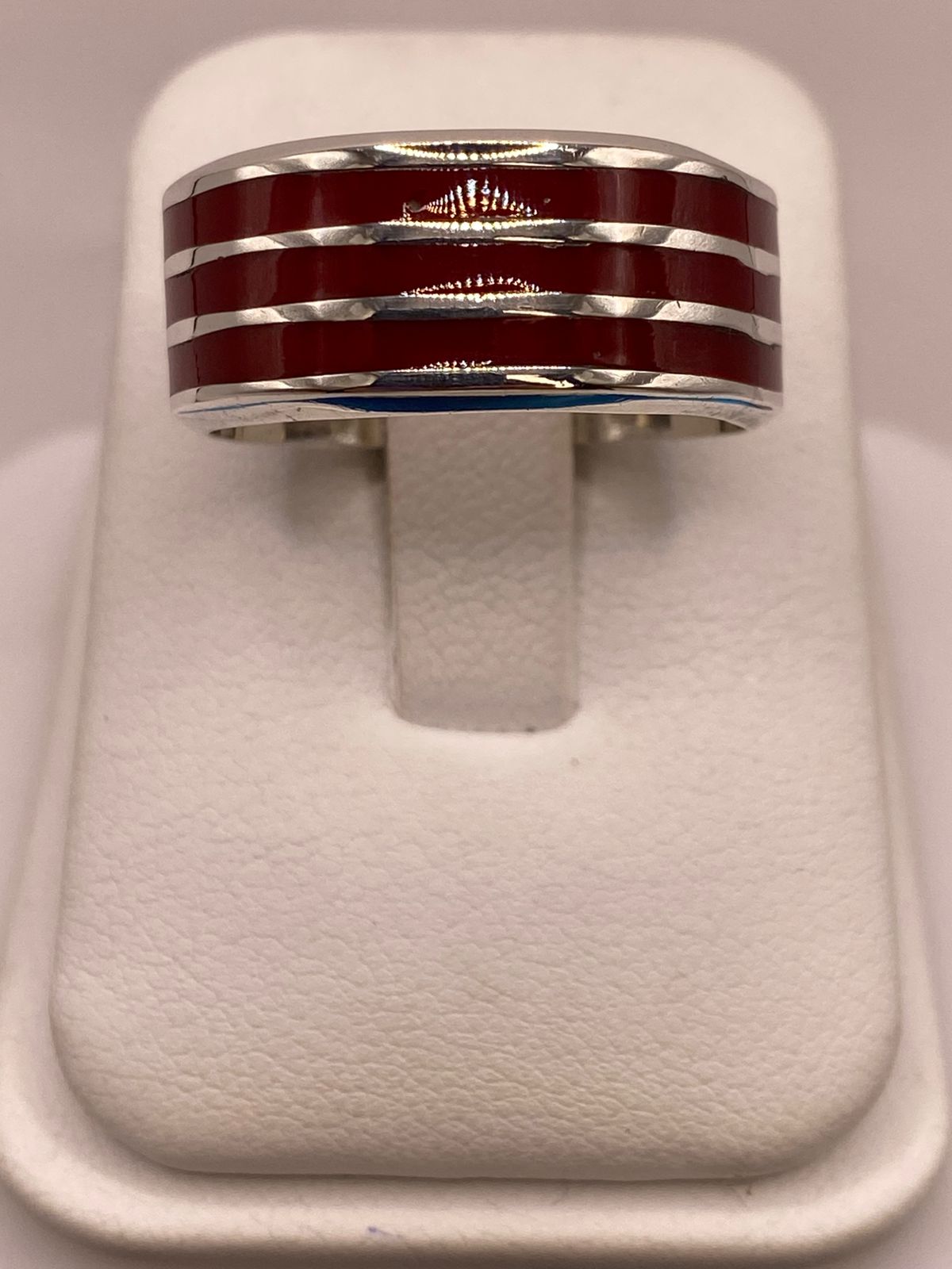 Anillo de Plata .925 con Incrustación Roja – Diseño de Líneas Modernas