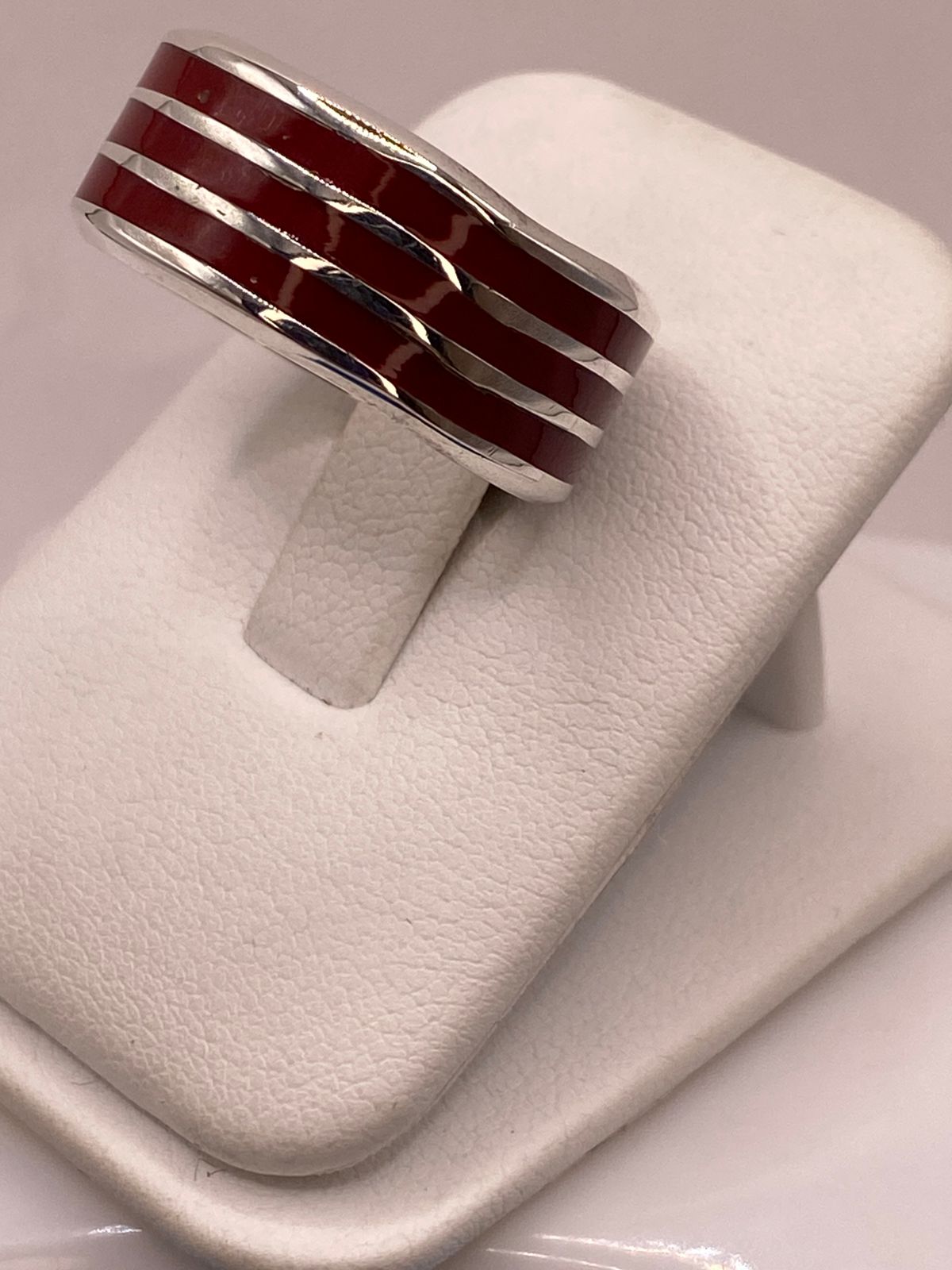 Anillo de Plata .925 con Incrustación Roja – Diseño de Líneas Modernas