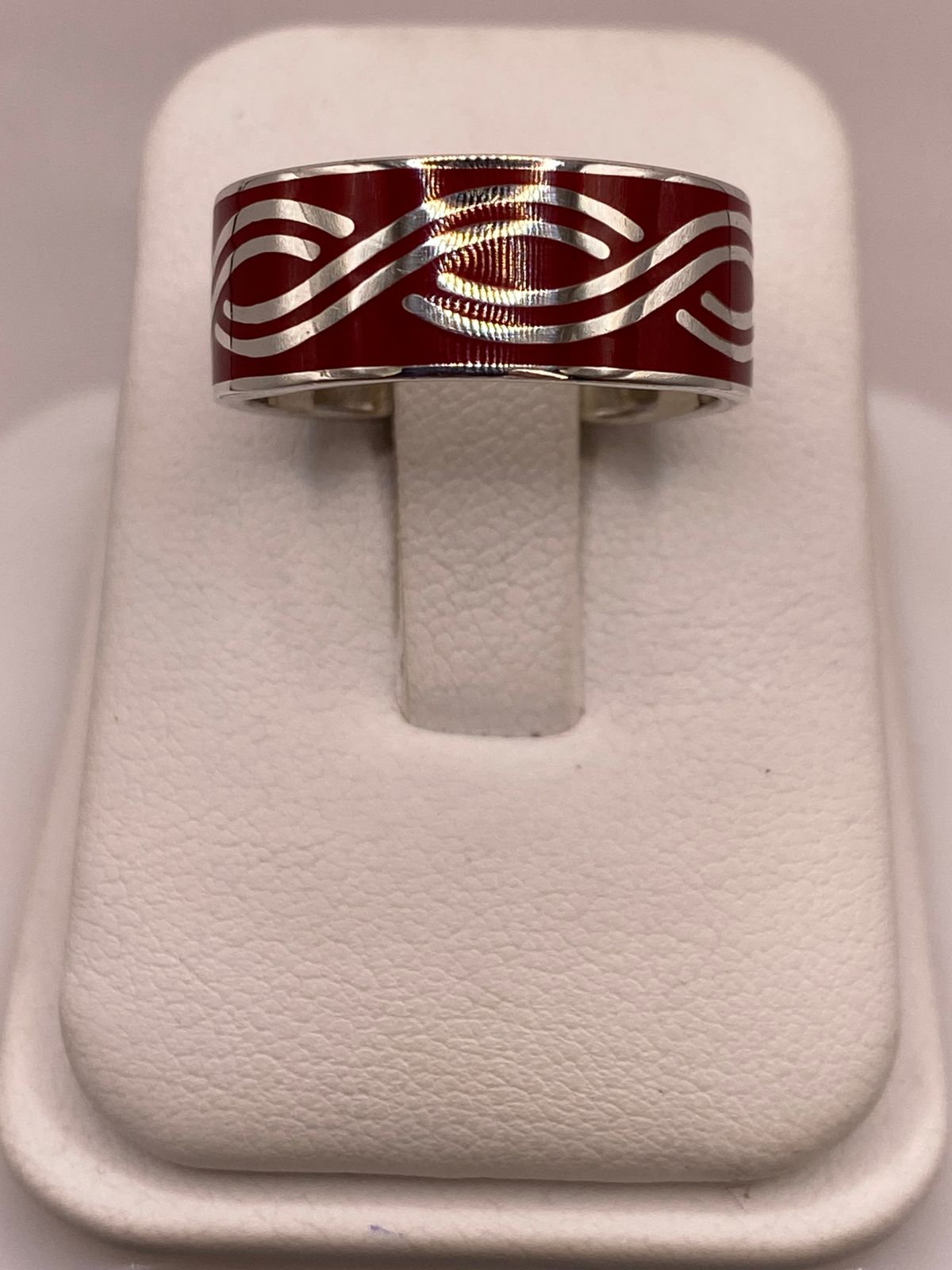 Anillo de Plata .925 con Incrustación Roja – Diseño de Ondas Elegantes