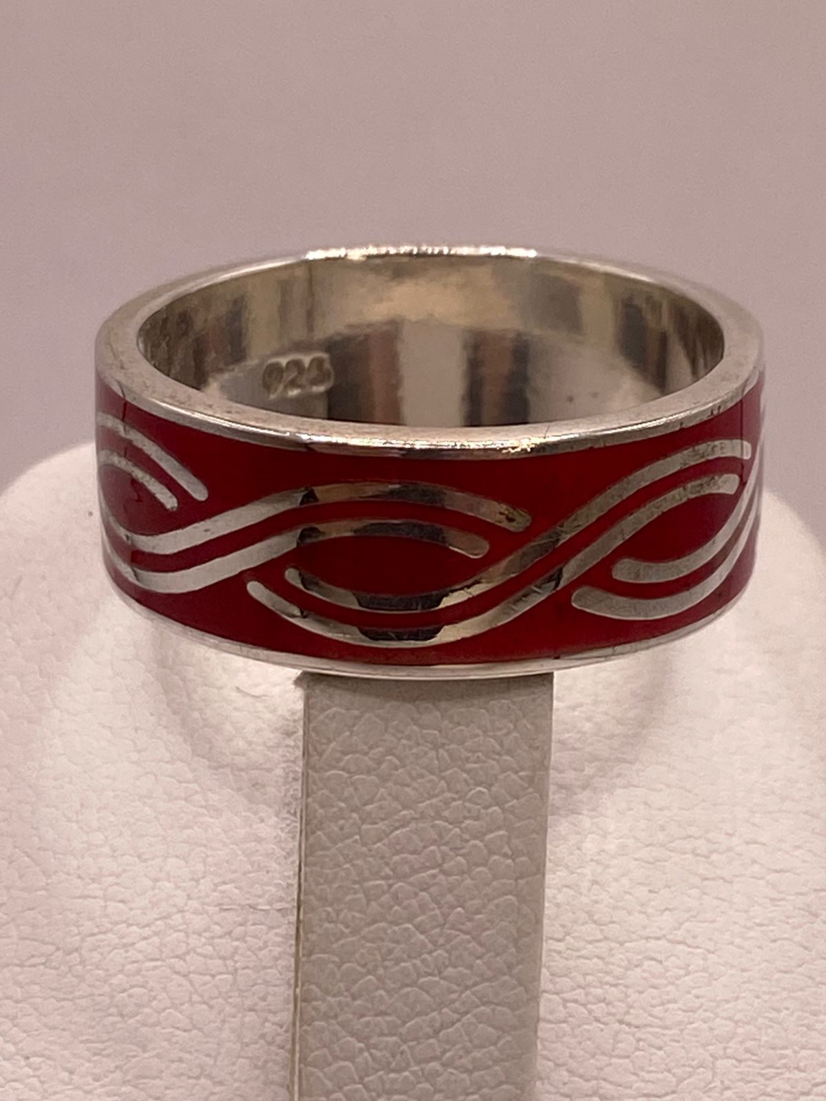 Anillo de Plata .925 con Incrustación Roja – Diseño de Ondas Elegantes