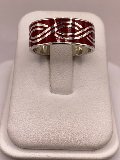 Anillo de Plata .925 con Incrustación Roja – Diseño de Ondas Elegantes, vista lateral