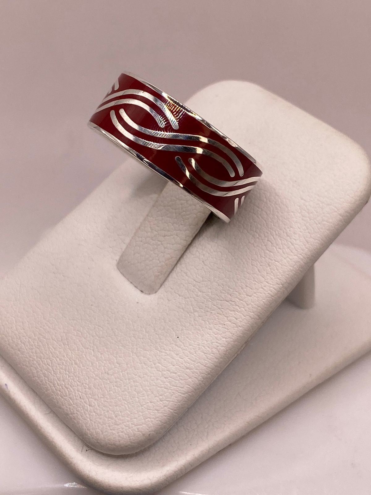 Anillo de Plata .925 con Incrustación Roja – Diseño de Ondas Elegantes