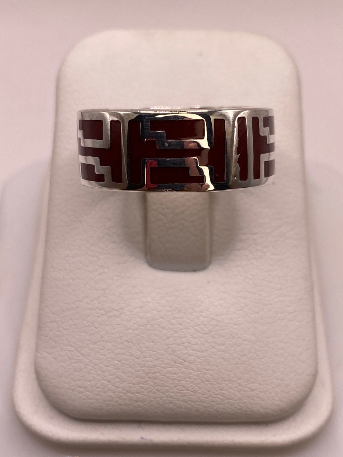 Anillo de Plata .925 con Incrustación Roja – Diseño Geométrico