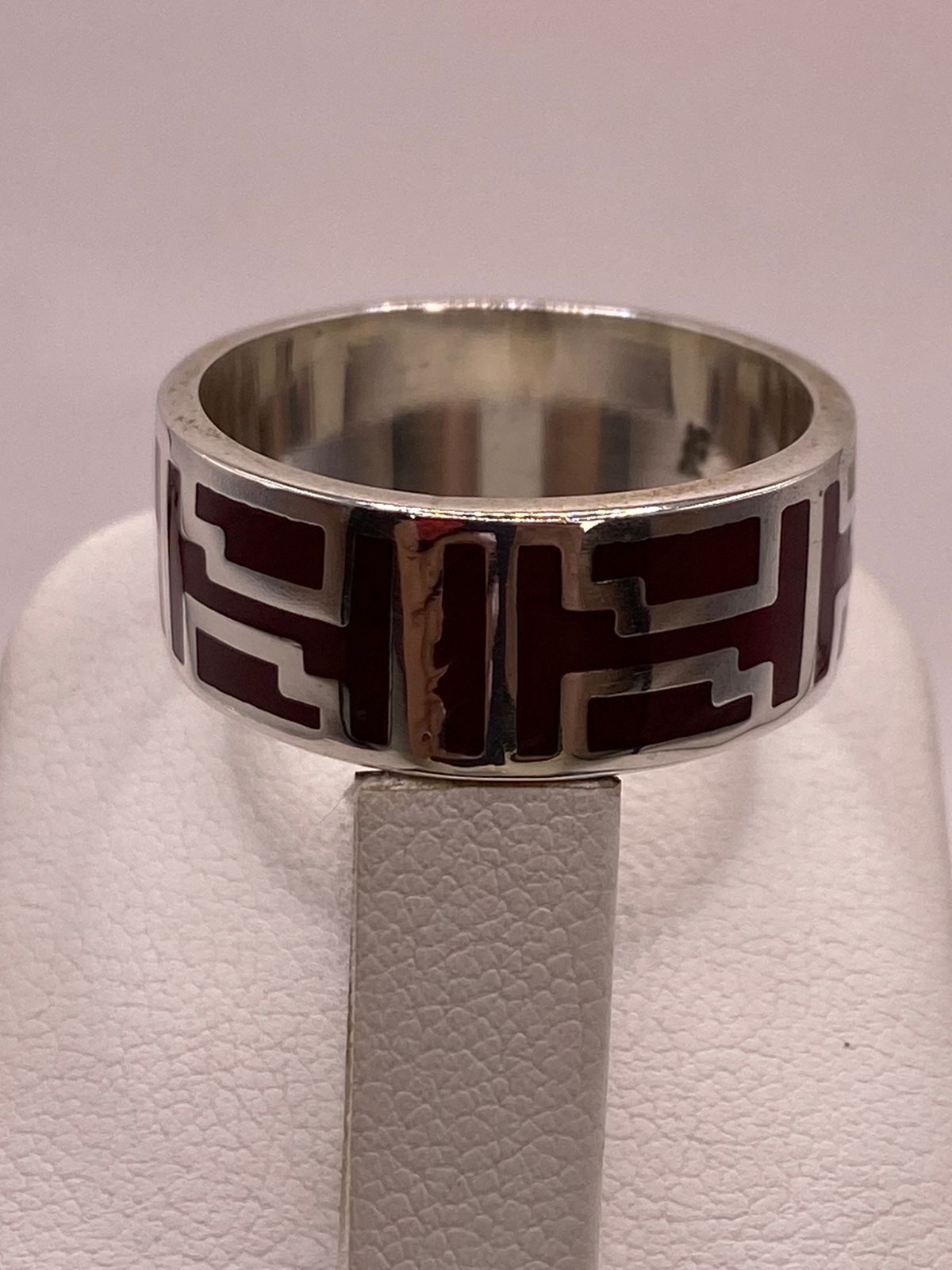 Anillo de Plata .925 con Incrustación Roja – Diseño Geométrico