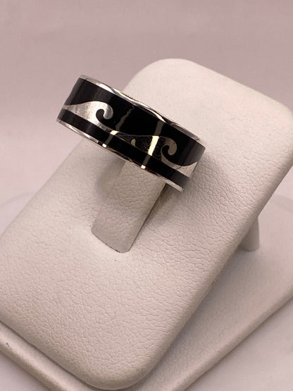 Anillo de Plata .925 con Obsidiana y Diseño de Ola, vista lateral