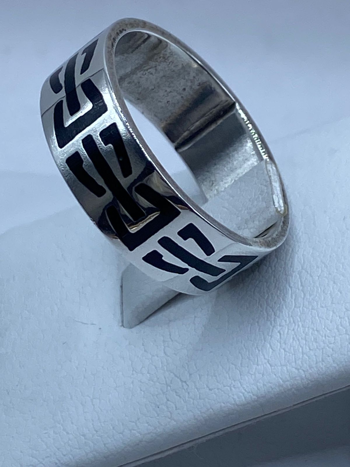 Anillo de Plata .925 con Ónix y Diseño Geométrico
