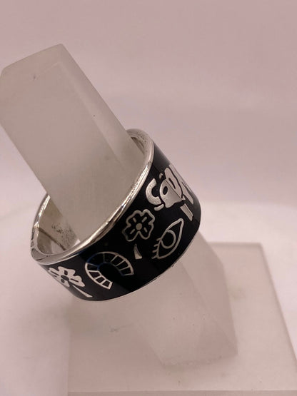 Anillo de Plata .925 con Símbolos de la Suerte, vista de detalle