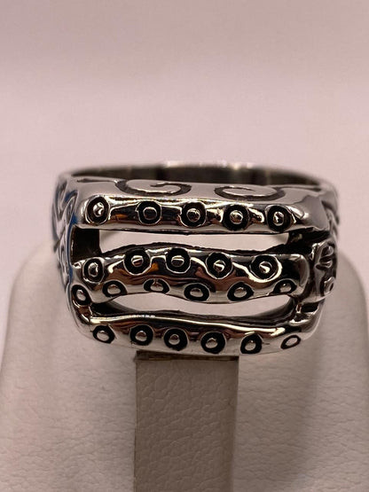 Anillo de Plata .950 con Diseño Texturizado de Triple Línea y Laterales Decorados, vista superior