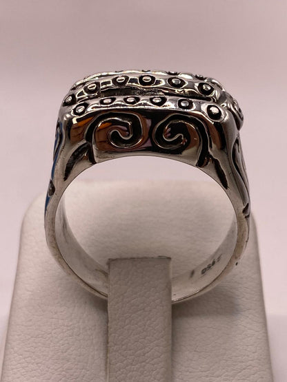 Anillo de Plata .950 con Diseño Texturizado de Triple Línea y Laterales Decorados, vista de detalle