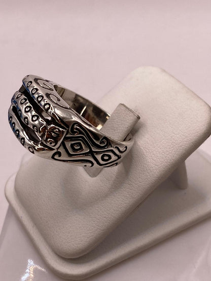 Anillo de Plata .950 con Diseño Texturizado de Triple Línea y Laterales Decorados, vista frontal