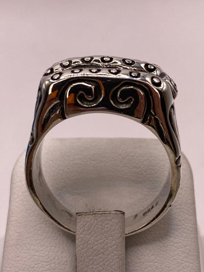 Anillo de Plata .950 con Diseño Texturizado de Triple Línea y Laterales Decorados, vista lateral